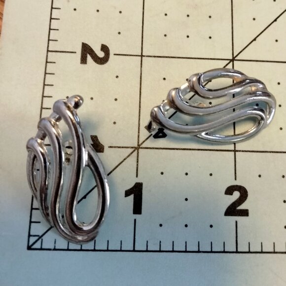 Abstract Wave Design Earrings Silver Toned Pierced Post Art Deco Open Work Swirl - Picture 3 of 5